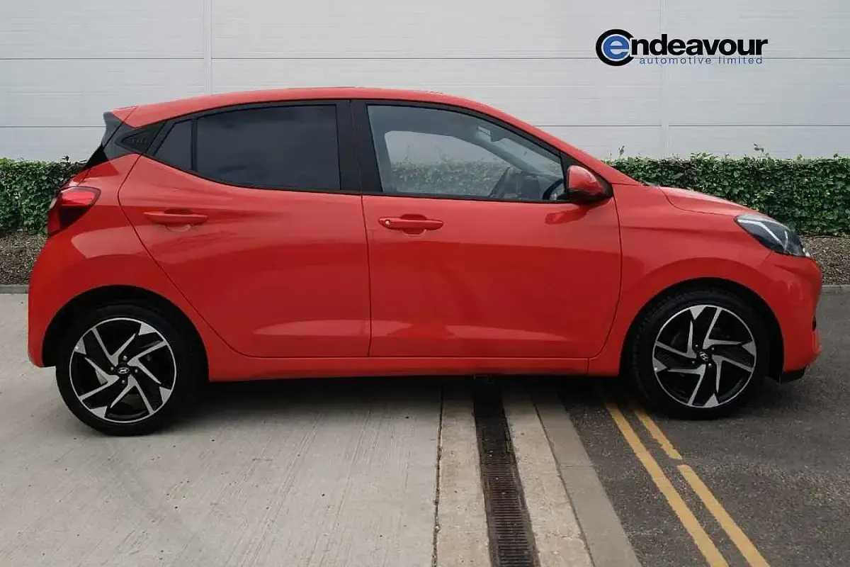 Used Hyundai i10 Premium 84 HP (61 kW) 2020 Red Hatchback