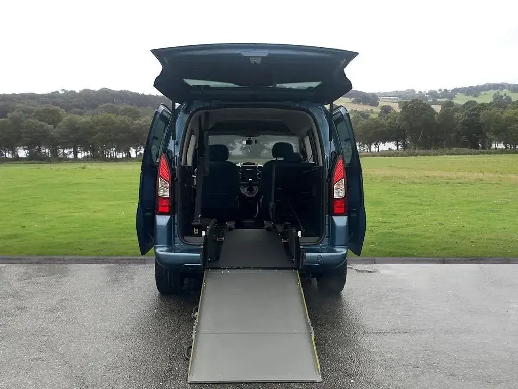 Used Citroën Berlingo Feel 100 HP (73 kW) 2018 Blue MPV