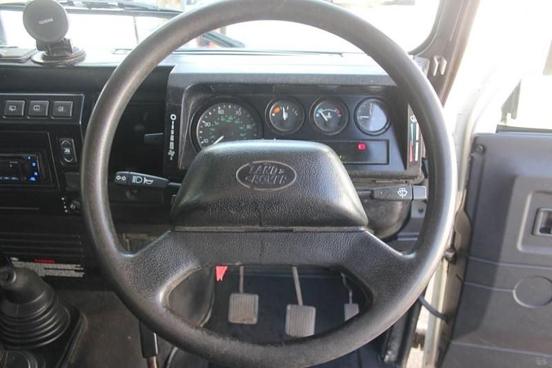 Used Land Rover Defender 120 HP (88 kW) 2005 White Estate