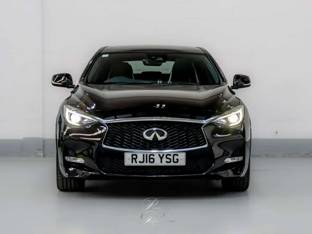 Used Infiniti Q30 Sport Tech 170 HP (125 kW) 2016 Black Hatchback