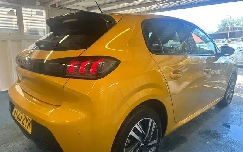 Used Peugeot 208 Allure+ 102 HP (75 kW) 2023 Yellow Hatchback