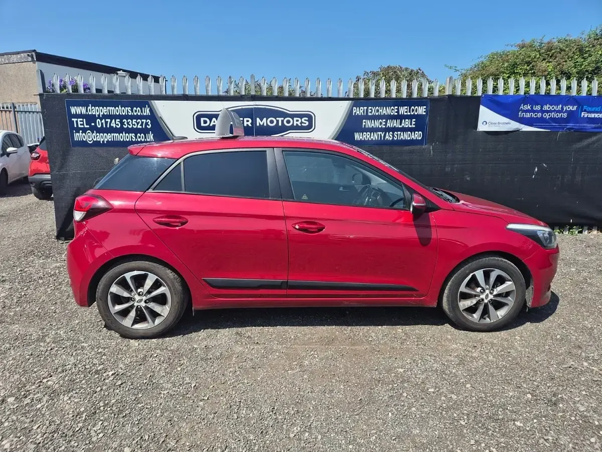 Used Hyundai i20 Premium 84 HP (61 kW) 2017 Red Hatchback