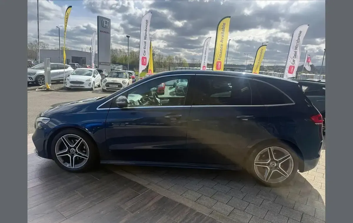 Usado Mercedes B200 AMG line 161 HP (118 kW) 2019 Azul Monovolume