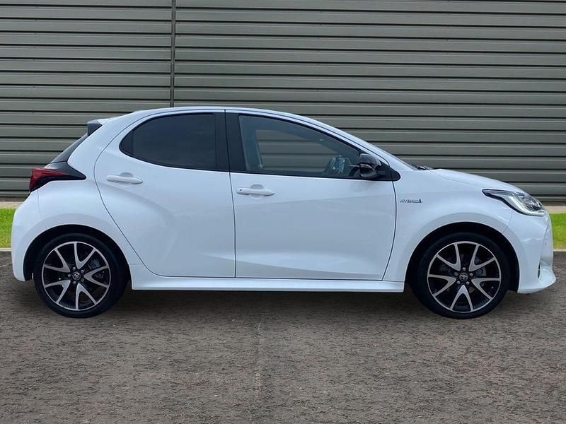 Used Toyota Yaris 116 HP (85 kW) 2021 White Hatchback
