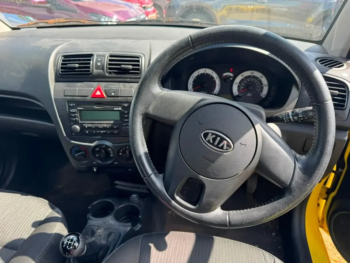 Used Kia Picanto 64 HP (47 kW) 2010 Yellow Hatchback