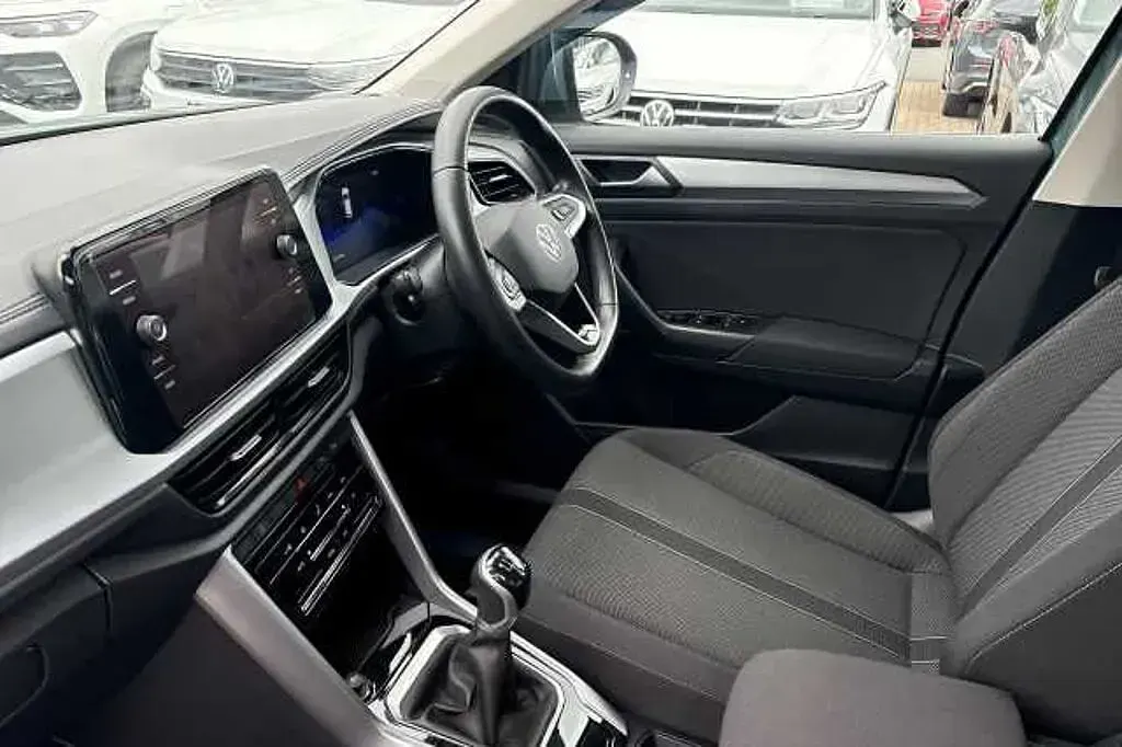 Used VW T-Roc Life 150 HP (110 kW) 2024 Blue SUV