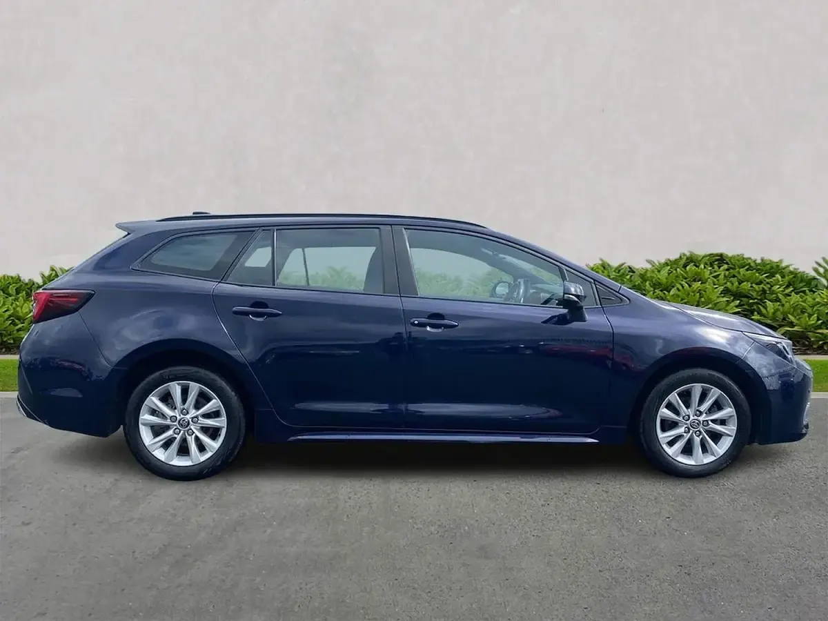 Used Toyota Corolla 140 HP (102 kW) 2023 Blue Estate