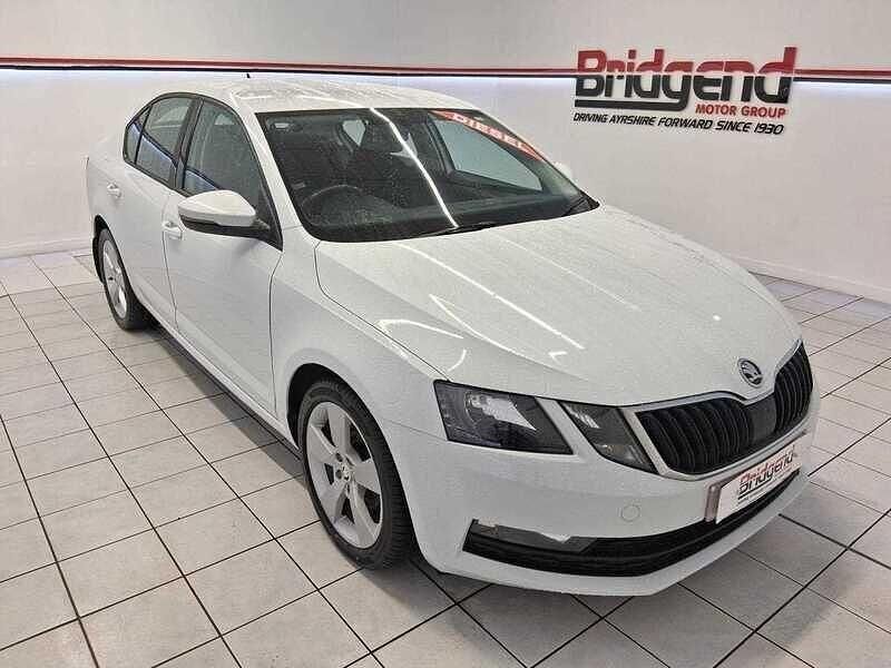 White Used 2019 Skoda Octavia SE Drive Hatchback | £12,199 (Fair price) - Image 1/4