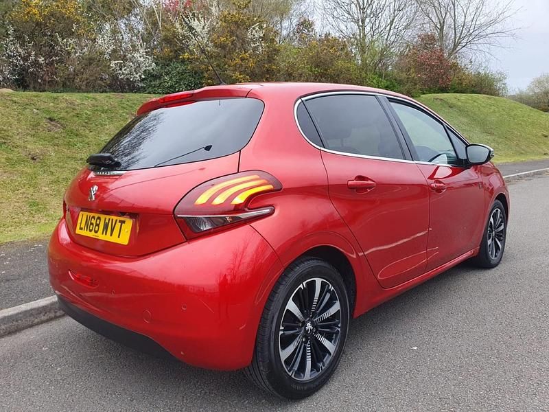 Used Peugeot 208 82 HP (60 kW) 2018 Red Hatchback