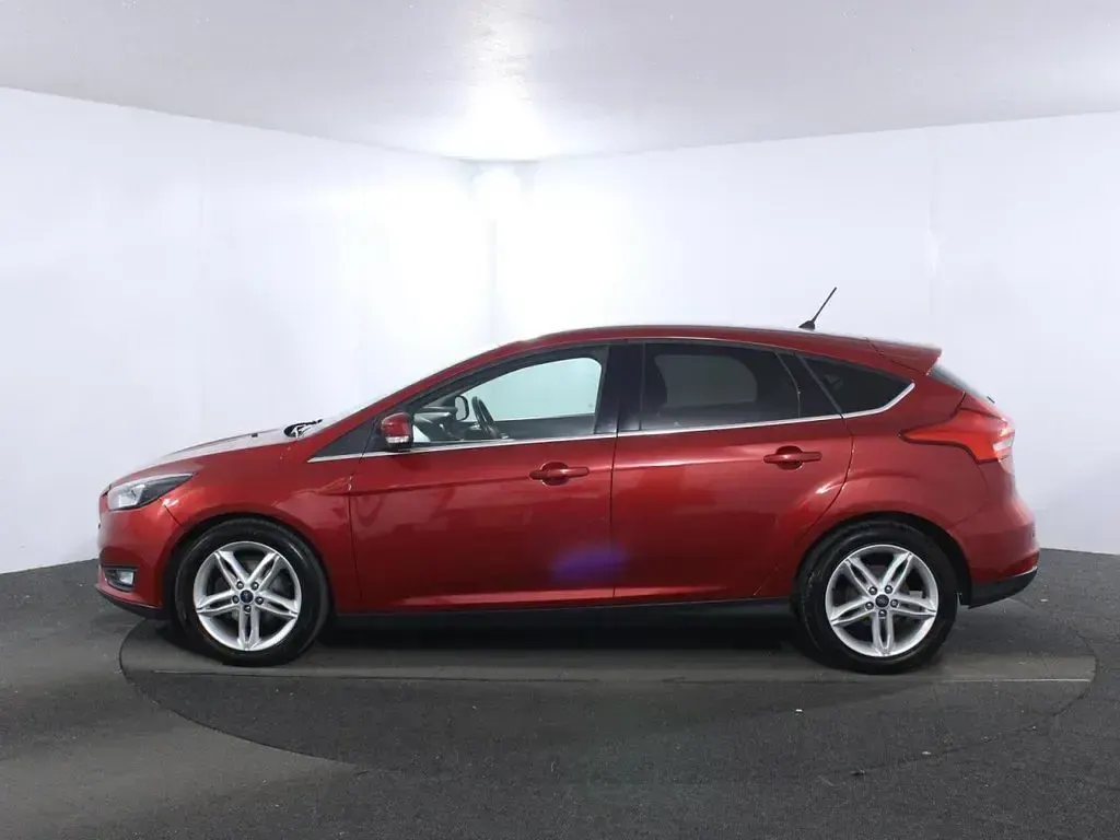 Used Ford Focus Zetec 125 HP (91 kW) 2017 Red Hatchback