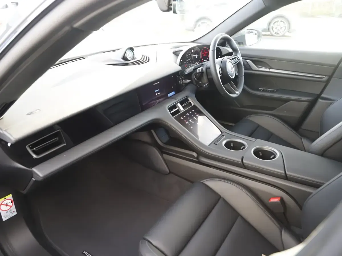 Nowe Porsche Taycan 319 kW (435 KM) 2025 Szary Sedan/Limuzyna
