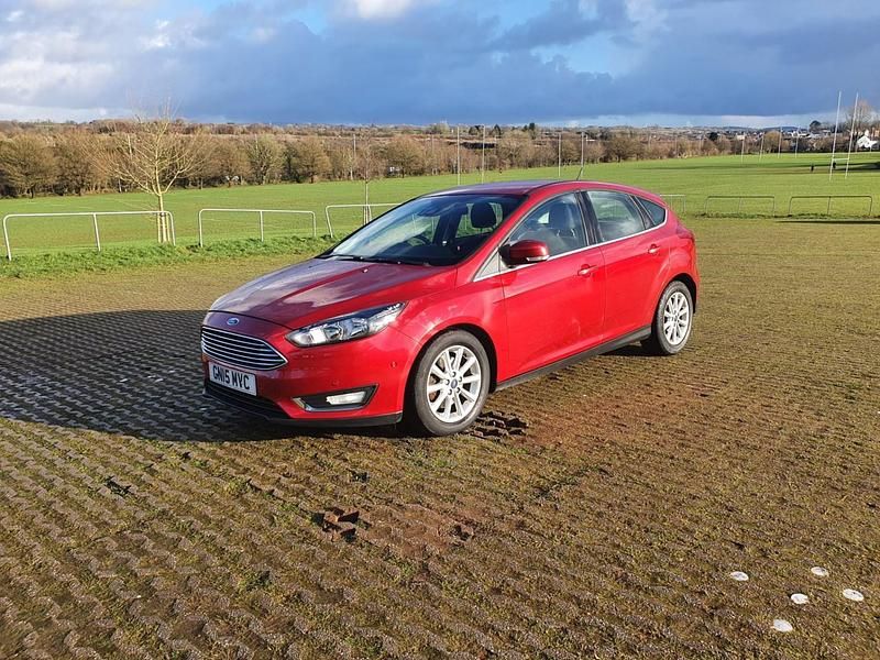 Used Ford Focus Titanium 150 HP (110 kW) 2015 Red Hatchback