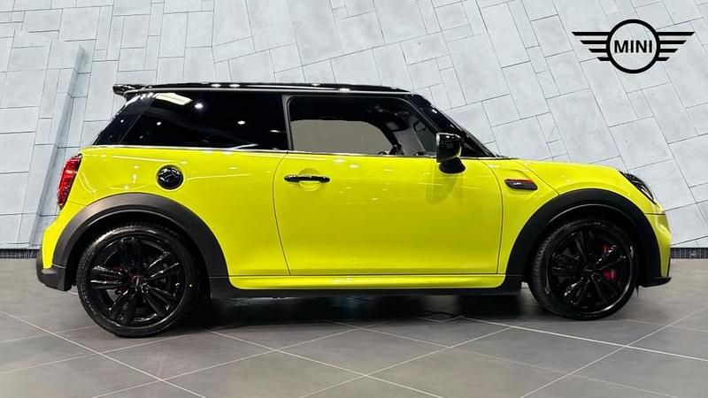 Begagnad Mini John Cooper Works Hatch 228 HK (167 kW) 2023 Gul Halvkombi