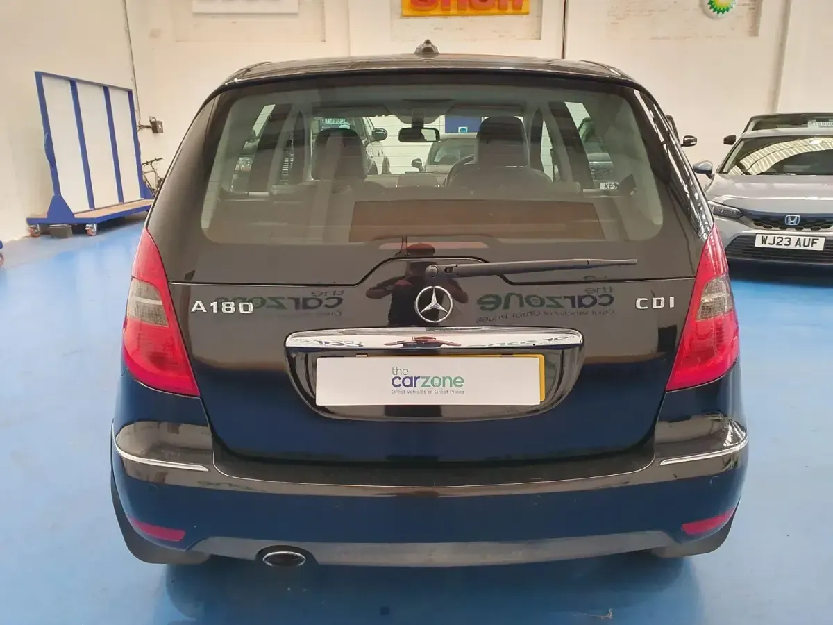 Begagnad Mercedes A180 Avantgarde 109 HK (80 kW) 2011 Svart Halvkombi