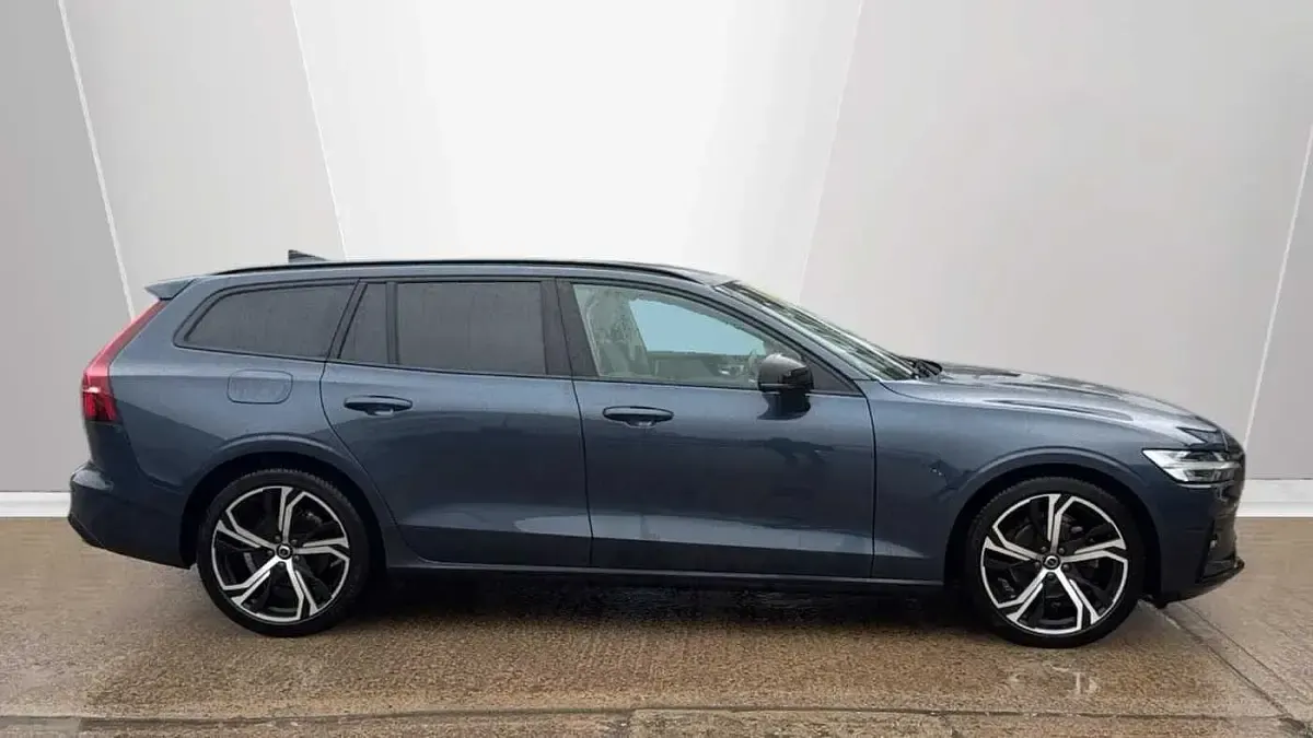 Used Volvo V60 Plus 194 HP (142 kW) 2025 Blue Estate