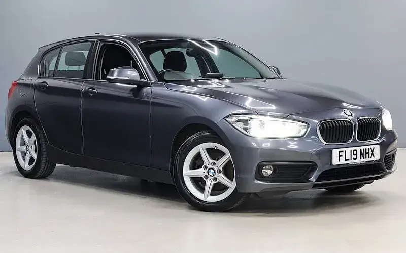 Usado BMW 116 Comfort Edition 116 CV (85 kW) 2019 Gris Utilitario
