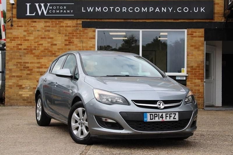 Silver Used 2014 Vauxhall Astra Design Edition Hatchback | £1,700 (Super price) - Image 1/1