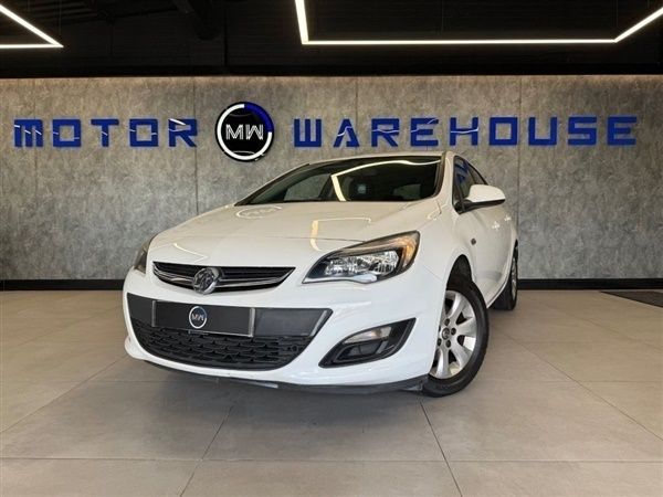 White Used 2015 Vauxhall Astra Design Edition Hatchback | £4,490 (A bit pricey) - Image 1/1