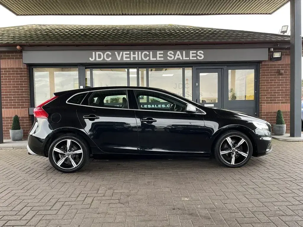 Begagnad Volvo V40 R-Design 120 HK (88 kW) 2018 Svart Halvkombi