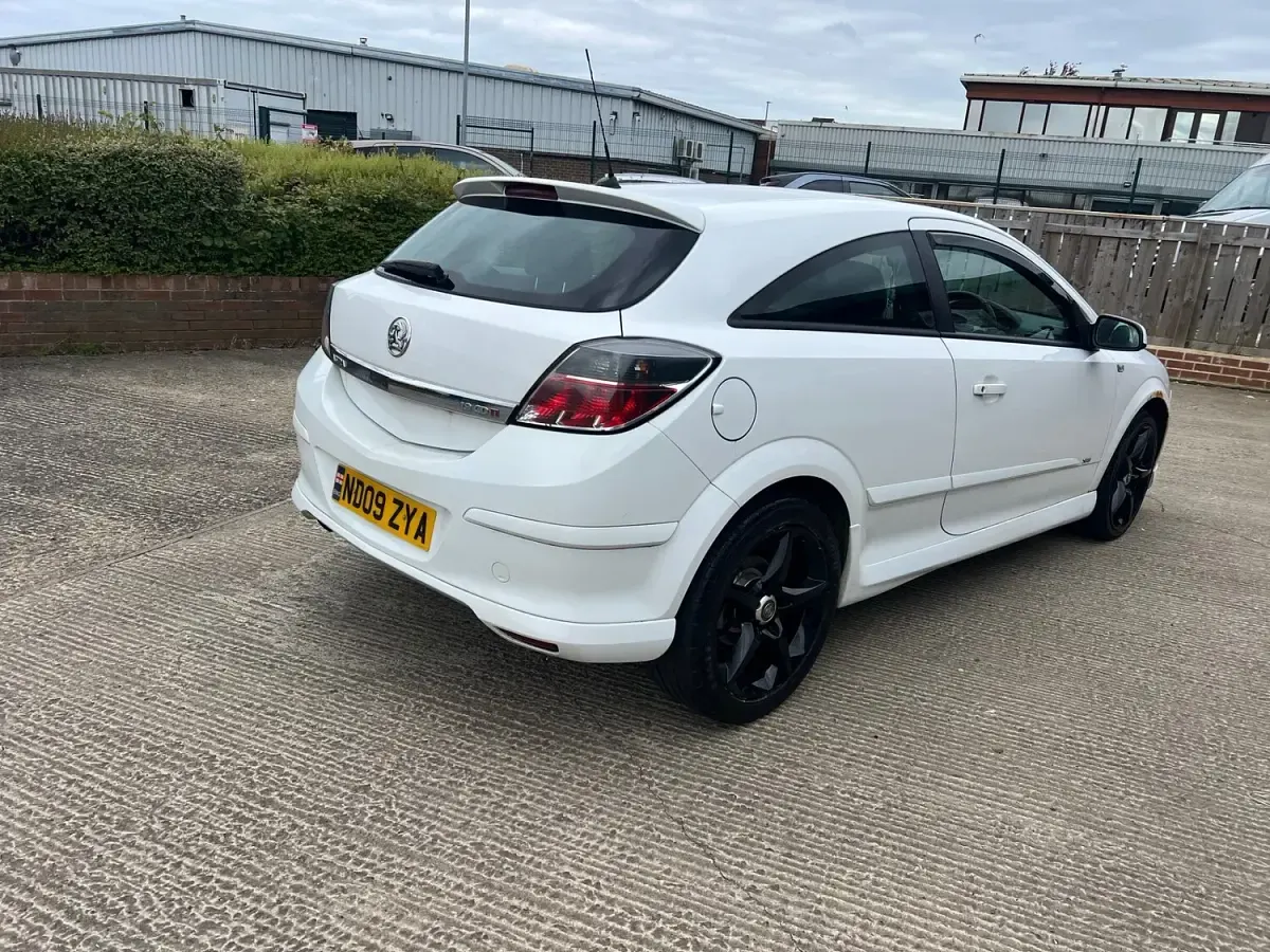 Used Vauxhall Astra SRi 150 HP (110 kW) 2009 White Hatchback