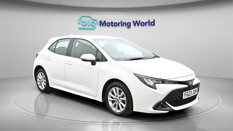 Used Toyota Corolla 140 HP (102 kW) 2023 White Hatchback