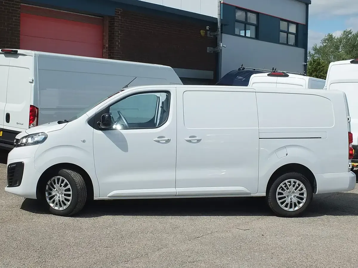 Used Vauxhall Vivaro S 145 HP (106 kW) 2023 White MPV