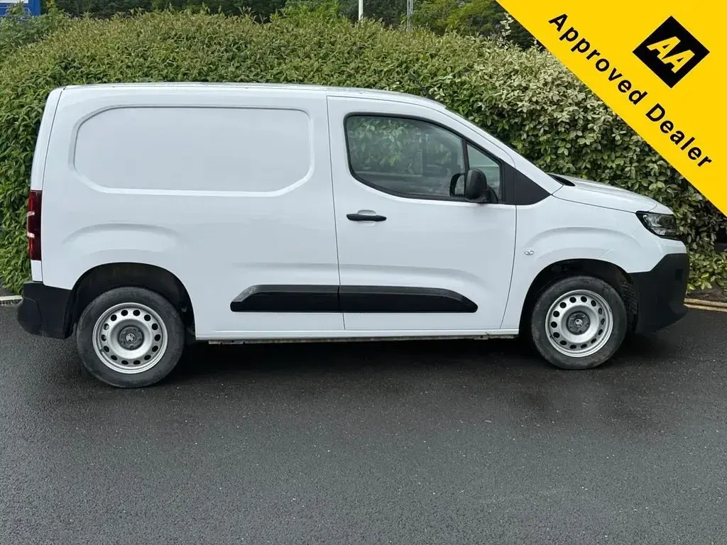 Used Vauxhall Combo S 100 HP (73 kW) 2024 White MPV