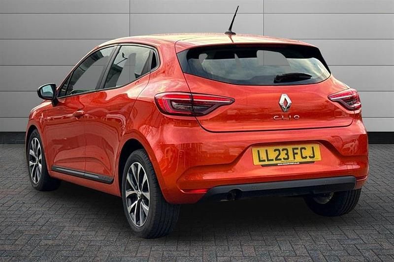 Used Renault Clio V Evolution 90 HP (66 kW) 2023 Orange Hatchback