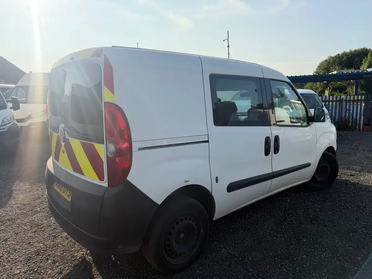 Used Vauxhall Combo 95 HP (69 kW) 2018 White MPV