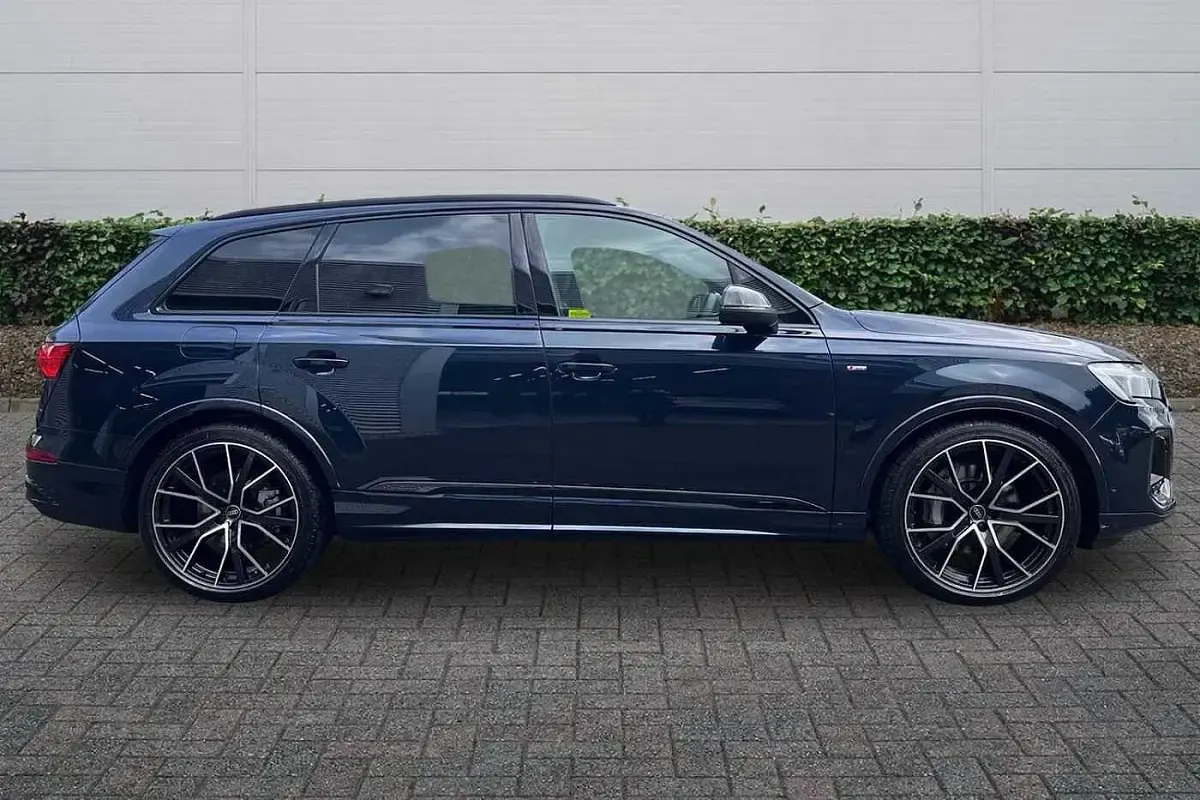 New Audi Q7 Black Edition 2026 Waitomo blue, metallic SUV