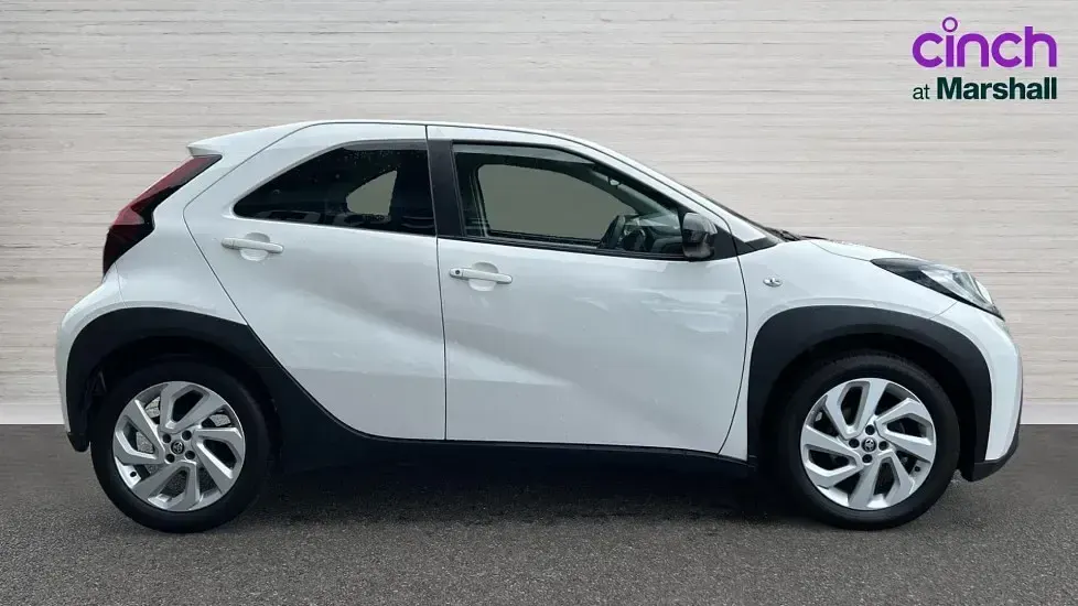 Used Toyota Aygo X PURE 72 HP (52 kW) 2023 White SUV