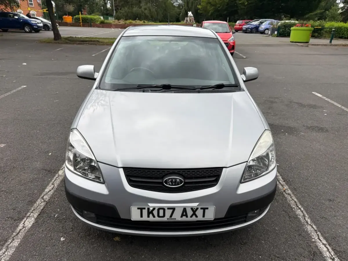 Begagnad Kia Rio 2007 Silver Halvkombi