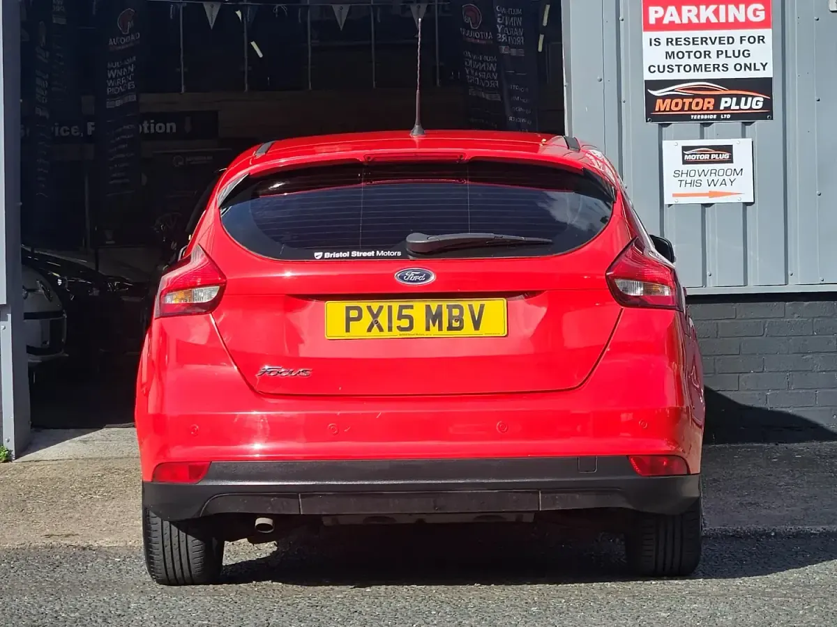 Używany Ford Focus Titanium 120 KM (88 kW) 2015 Czerwony Hatchback