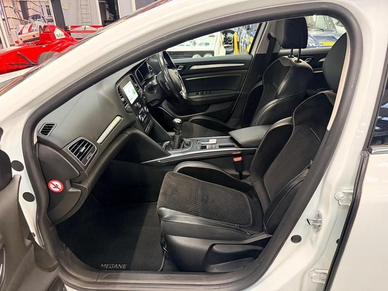 Used Renault Mégane GrandTour Dynamique 110 HP (80 kW) 2017 White Estate