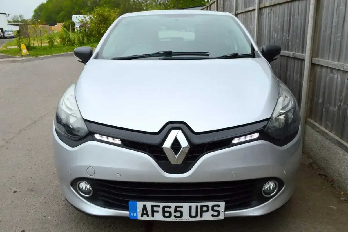 Usado Renault Clio IV Expression+ 75 HP (55 kW) 2015 Prateado Citadino