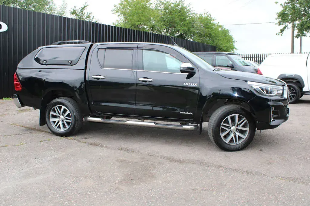 Used Toyota HiLux Luxury 150 HP (110 kW) 2019 Black Pickup