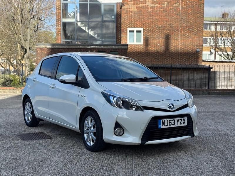 Used Toyota Yaris 99 HP (72 kW) 2013 Blue Hatchback