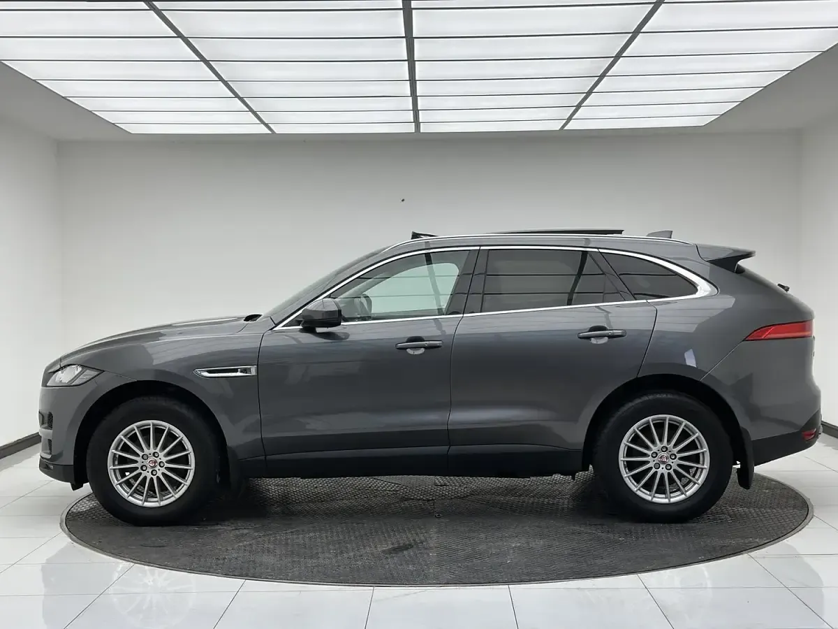 Used Jaguar F-Pace Portfolio 180 HP (132 kW) 2017 Grey SUV