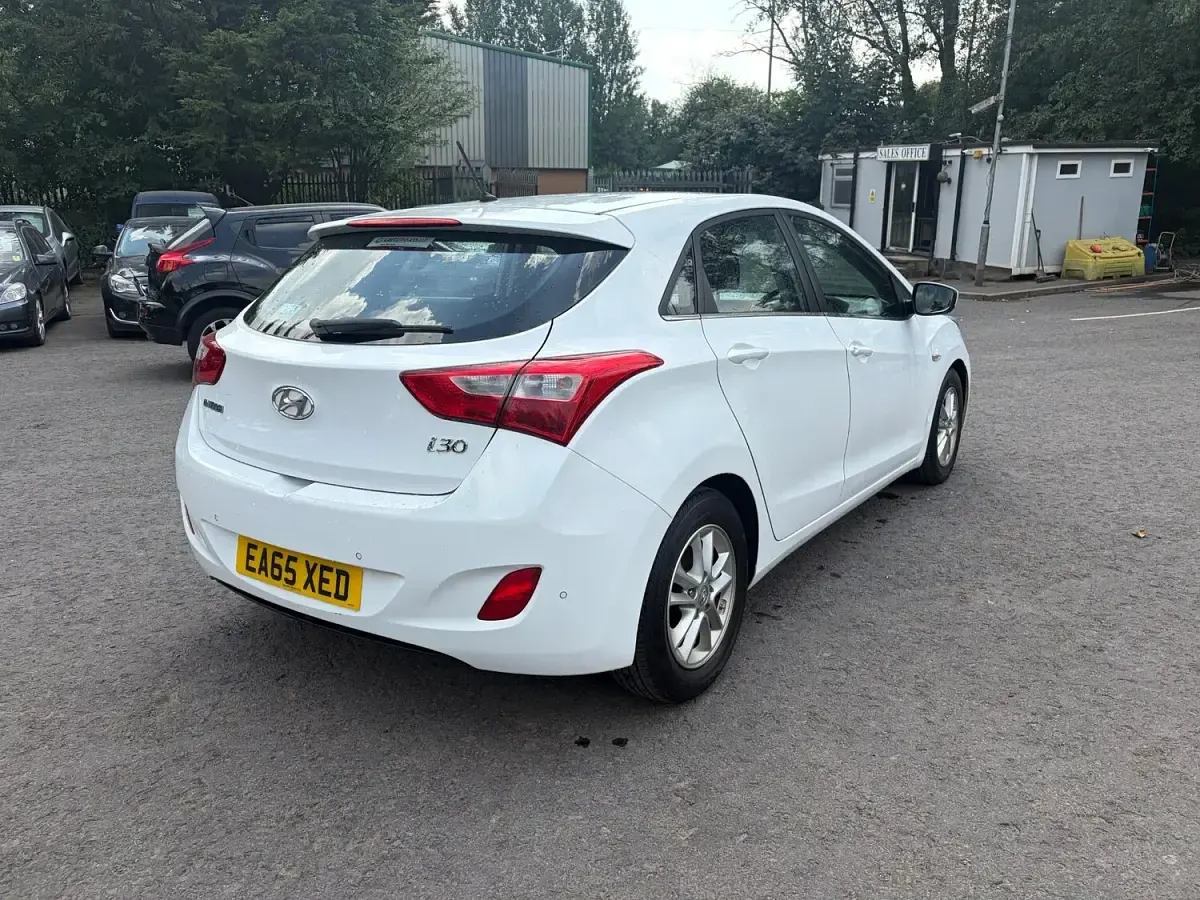 Used Hyundai i30 SE 110 HP (80 kW) 2015 White Hatchback
