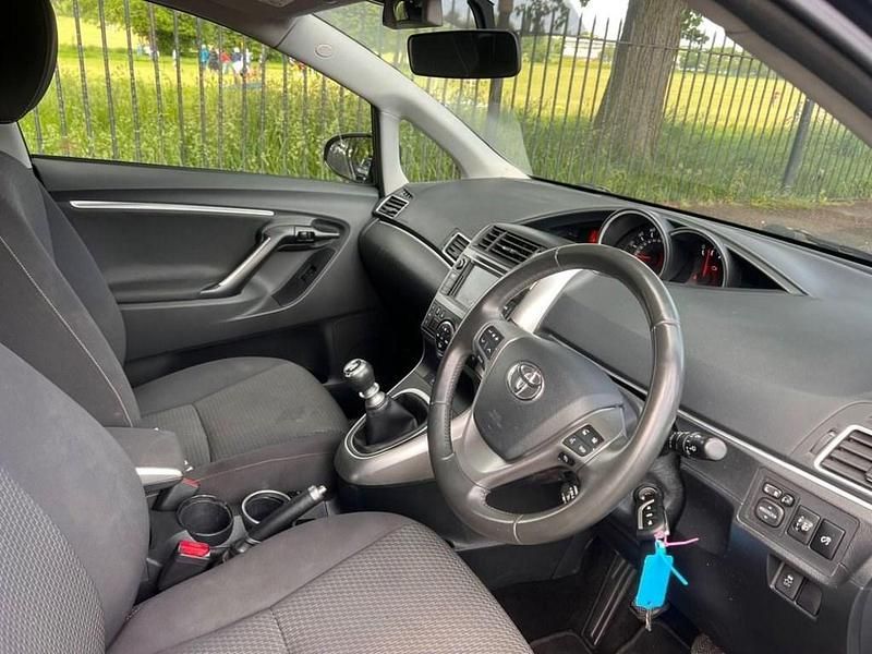 Used Toyota Verso 112 HP (82 kW) 2015 Grey MPV