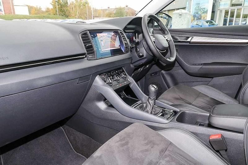 Used Skoda Karoq SE L 113 HP (83 kW) 2025 Moon white metallic SUV