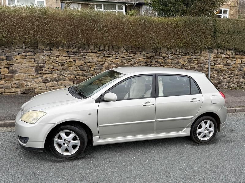 Used Toyota Corolla 110 HP (80 kW) 2005 Silver Hatchback