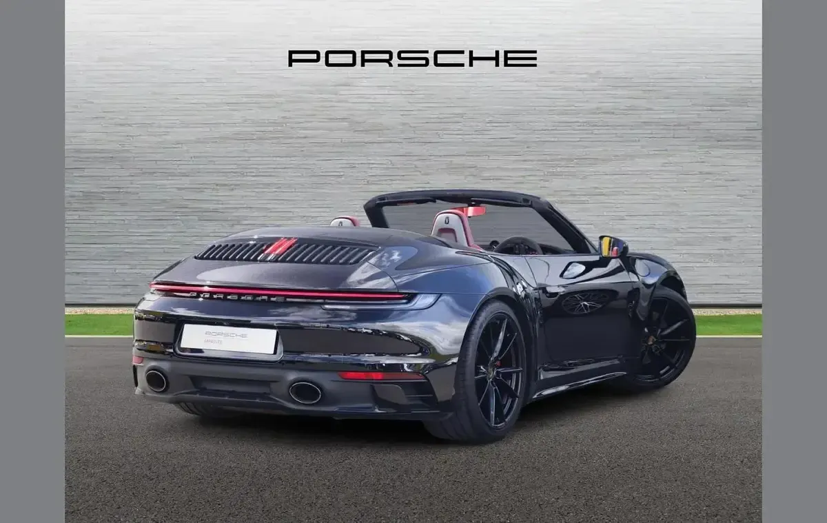 Begagnad Porsche 911 444 HK (326 kW) 2019 Svart Cab
