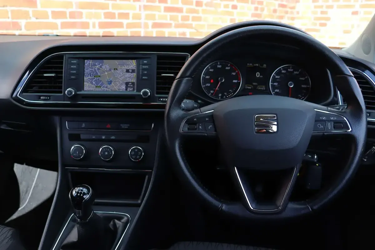 Used Seat Leon SE Technology 110 HP (80 kW) 2015 White Hatchback