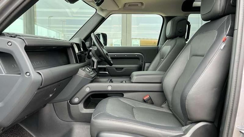 Usado Land Rover Defender HSE Dynamic 249 HP (183 kW) 2024 Cinzento SUV