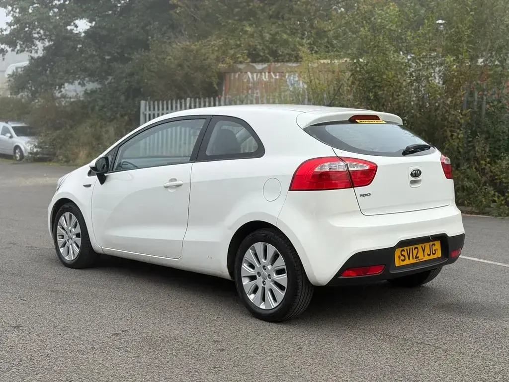 Used Kia Rio 109 HP (80 kW) 2012 White Hatchback