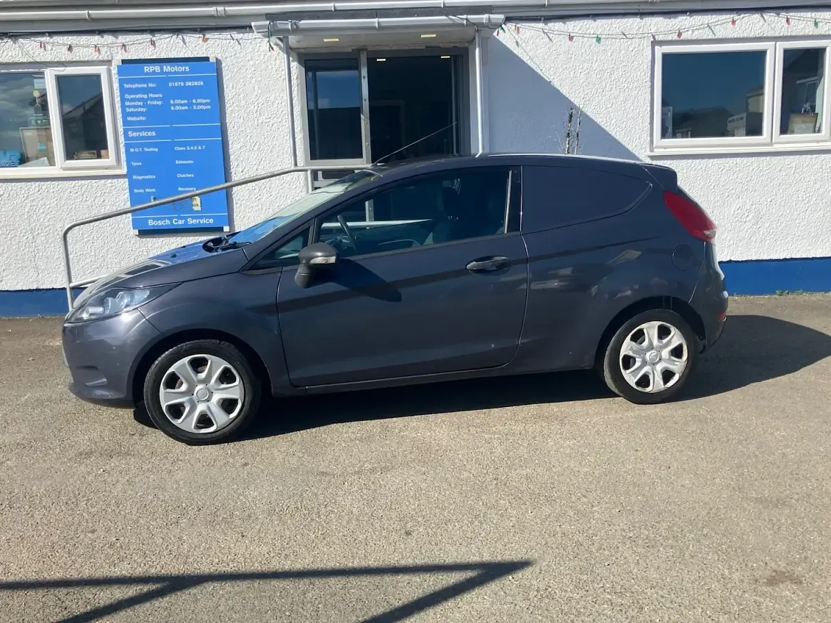 Used Ford Fiesta 70 HP (51 kW) 2011 Blue Hatchback