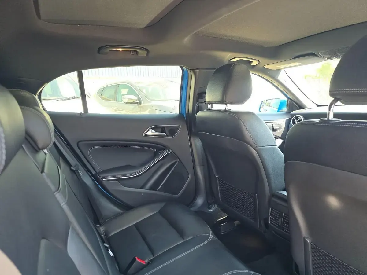 Used Mercedes GLA220 Premium Plus 174 HP (127 kW) 2015 Blue SUV