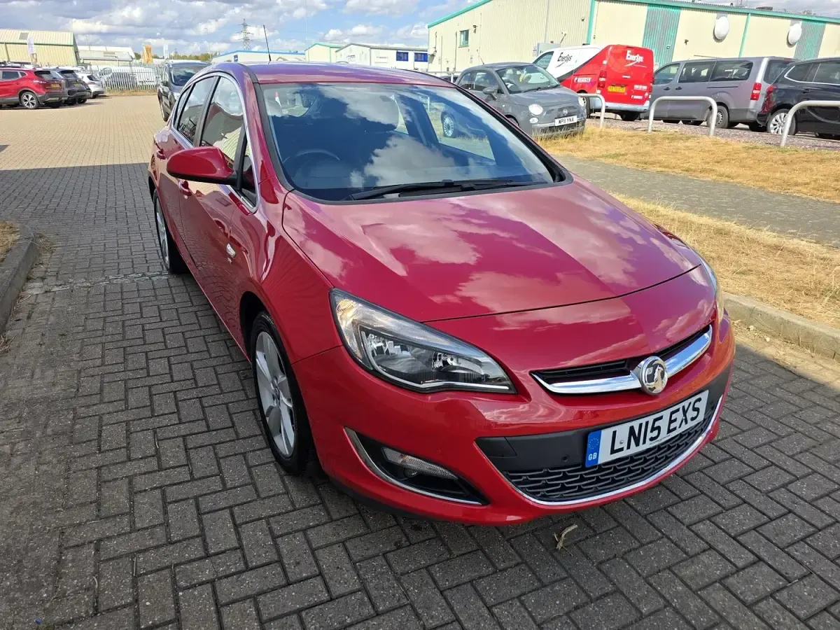Used Vauxhall Astra SRi 115 HP (84 kW) 2015 Red Hatchback