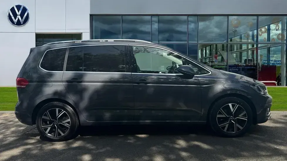 Usado VW Touran SEL 150 HP (110 kW) 2021 Cinzento Monovolume